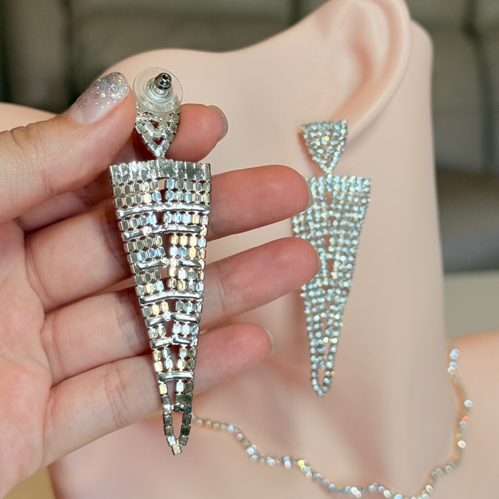 ⚜️ Luxury Silver Crystal Drop Earrings - Picture 6 of 9